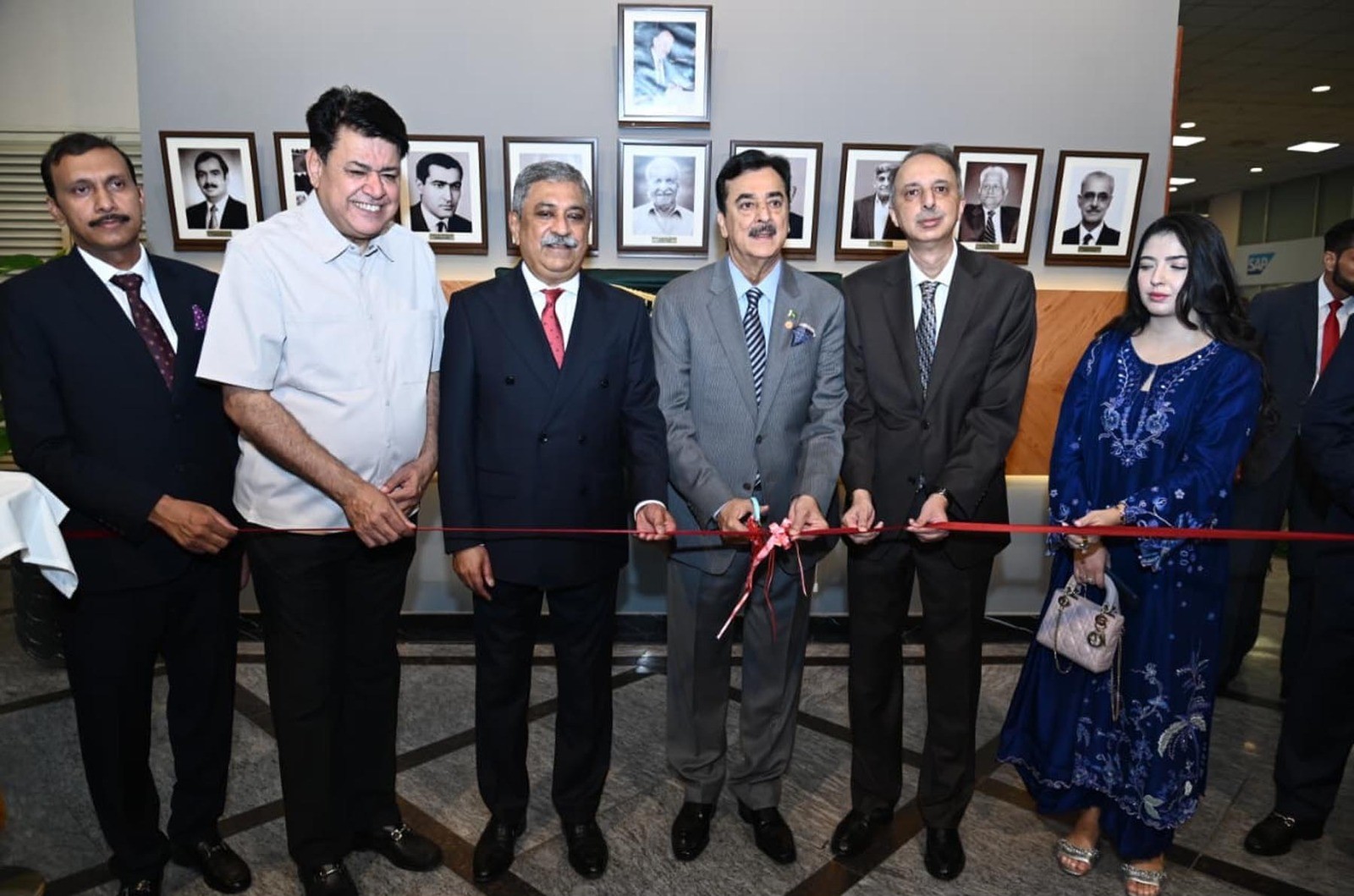 Acting President Syed Yousaf Raza Gilani cutting the ribbon to inaugurate the Founders' Wall at Islamabad Stock Exchange (ISE) Towers Limited.